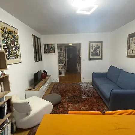 Quiet Near The Marais Balcony