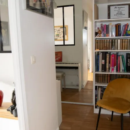 Quiet Near The Marais Balcony アパート パリ