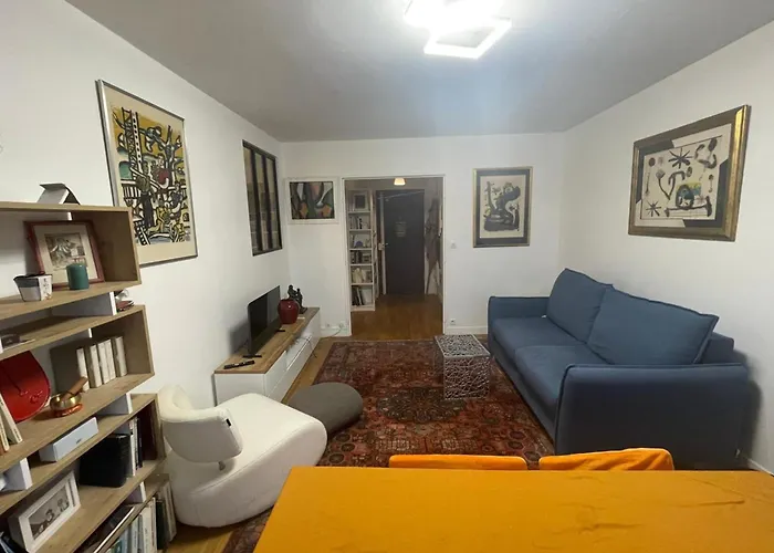 Quiet Near The Marais Balcony