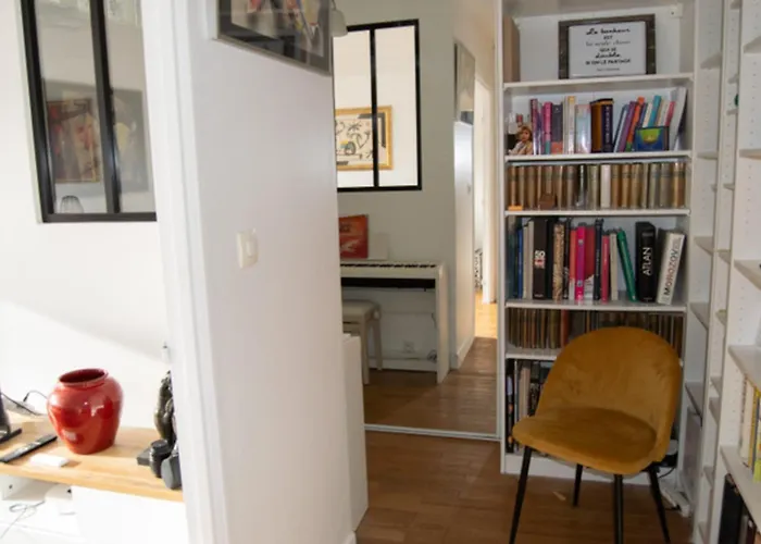 Quiet Near The Marais Balcony アパート パリ