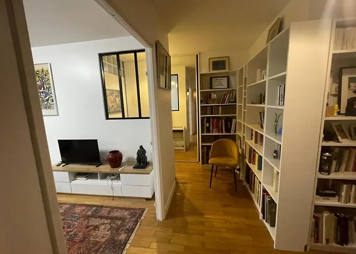 アパート Quiet Near The Marais Balcony パリ