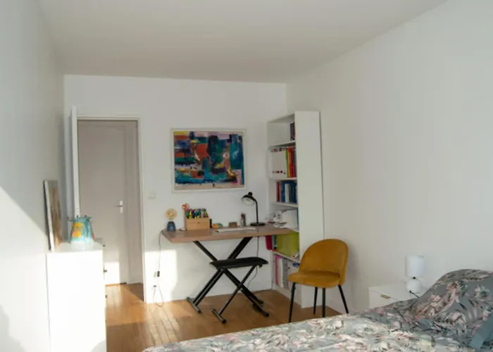 アパート Quiet Near The Marais Balcony パリ