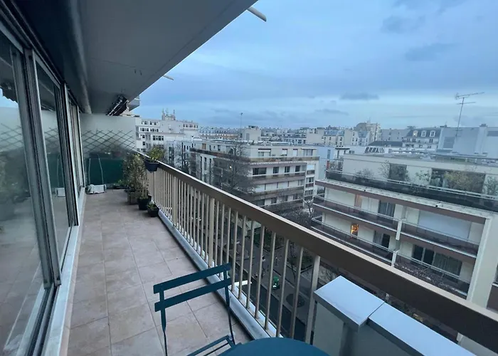 Quiet Near The Marais Balcony アパート パリ